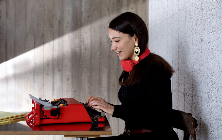 Lisa Baumgartel with red typewriter