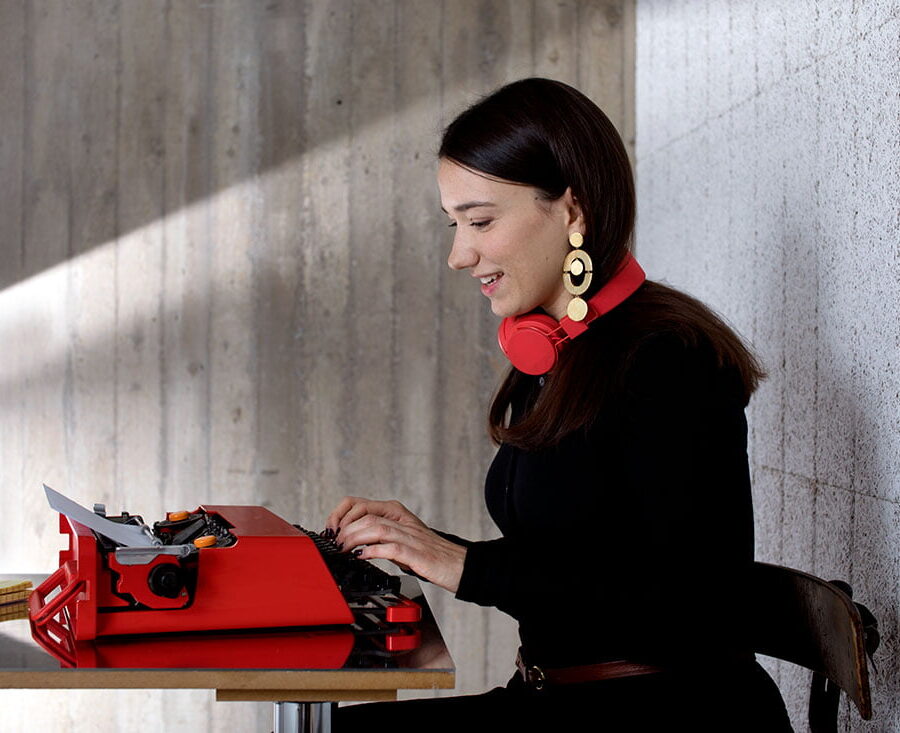 Lisa Baumgartel with red typewriter